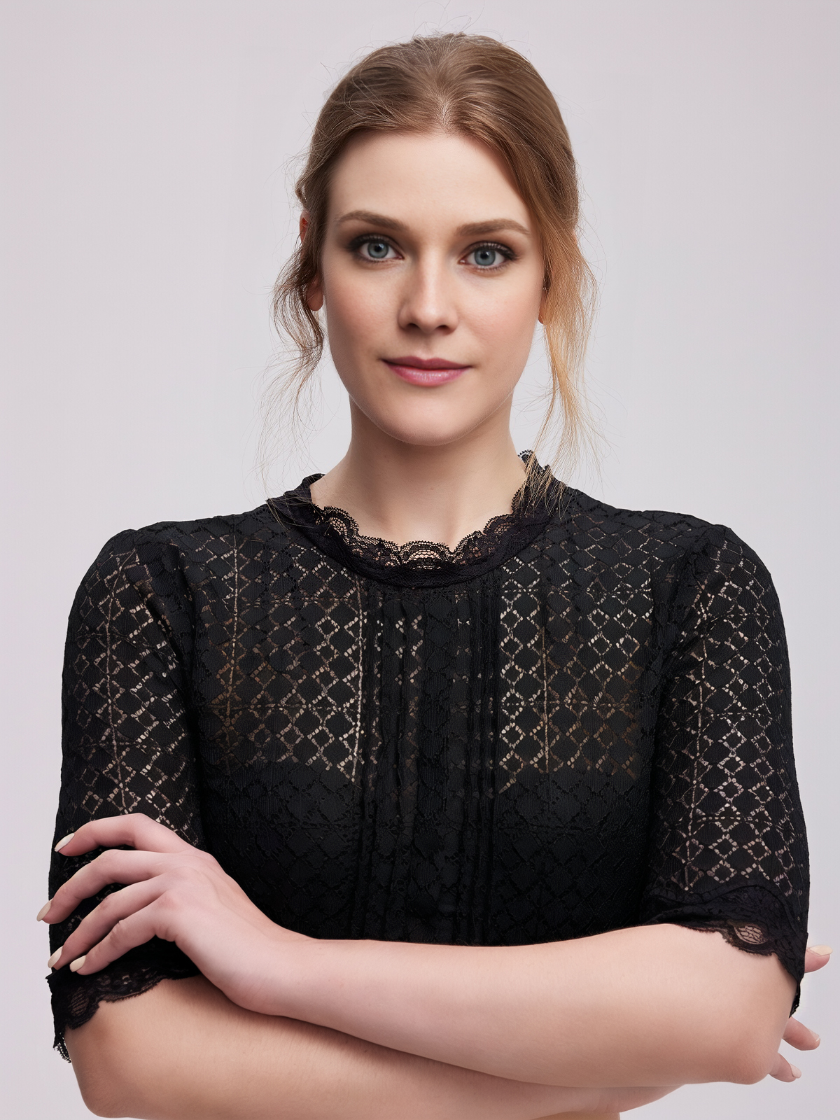 Grünes Samt-Dirndl mit eleganter Bluse