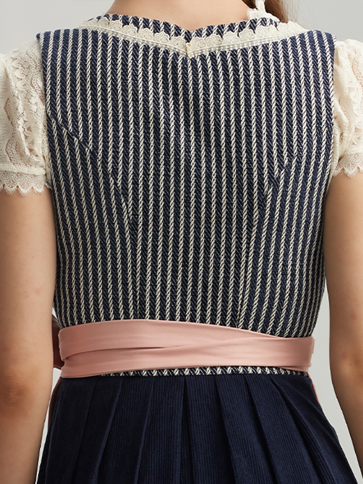 Blaues Dirndl Samt in eleganter Ausführung