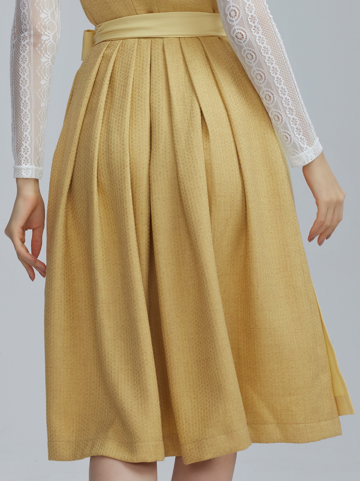 Modernes Dirndl mit Herzausschnitt