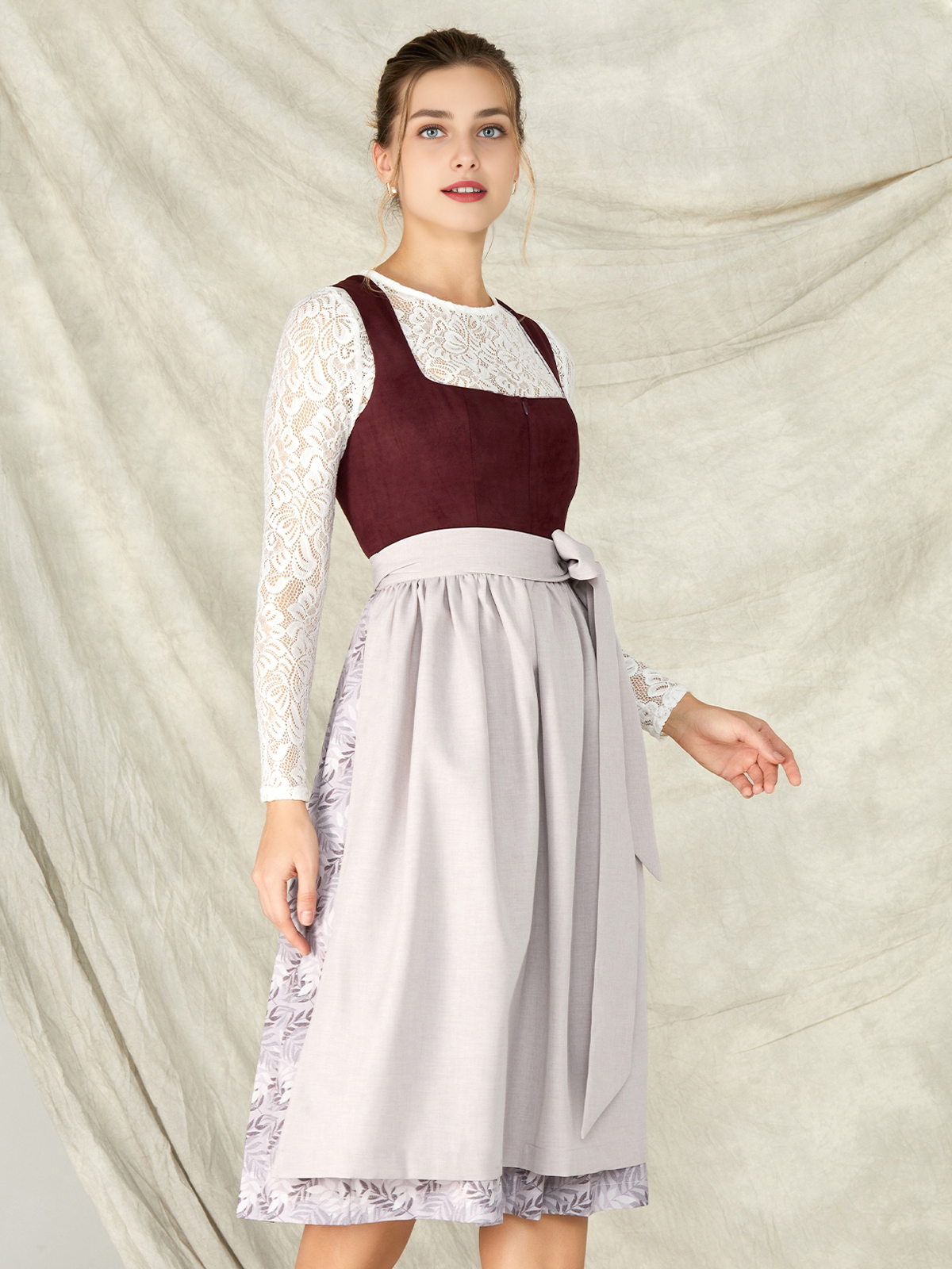 Modernes Dirndl in Lila mit figurbetonter Silhouette