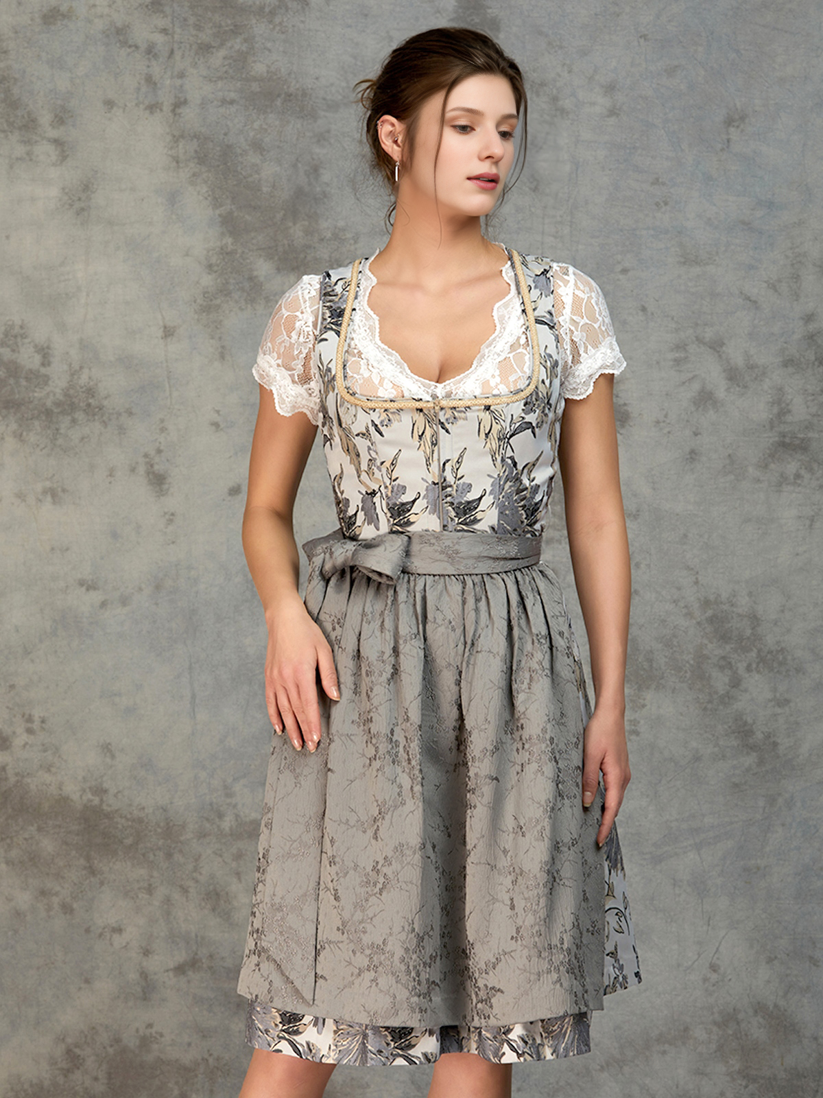 Beige Dirndl mit graziler Blumenstickerei