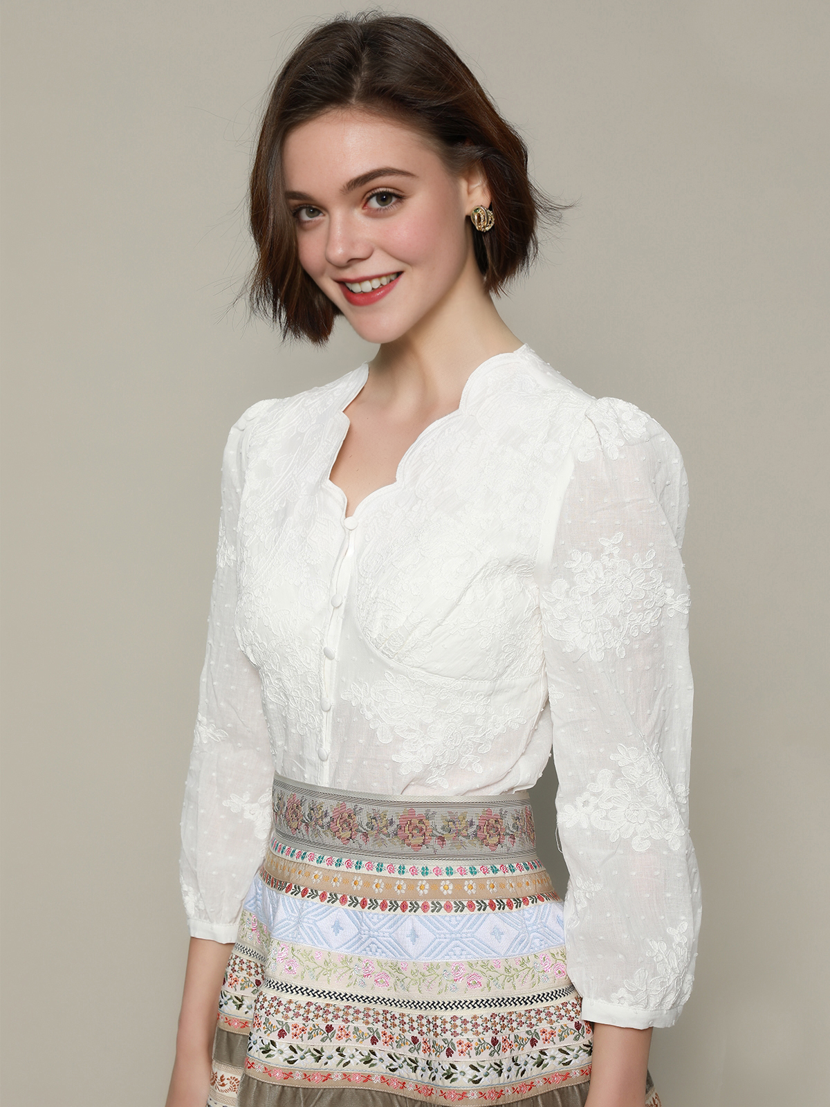 Dirndl in Orange mit weißer Bluse