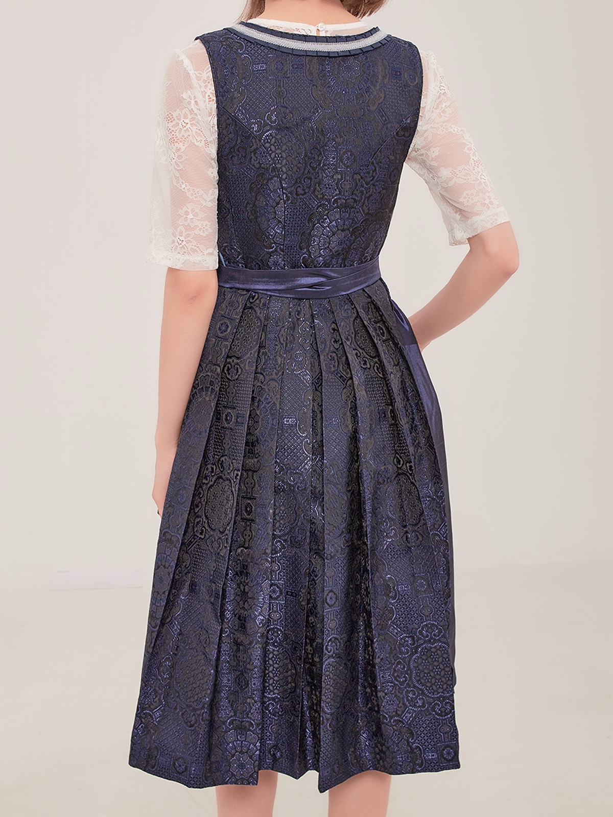 Samt Dirndl Pink in eleganter Pose