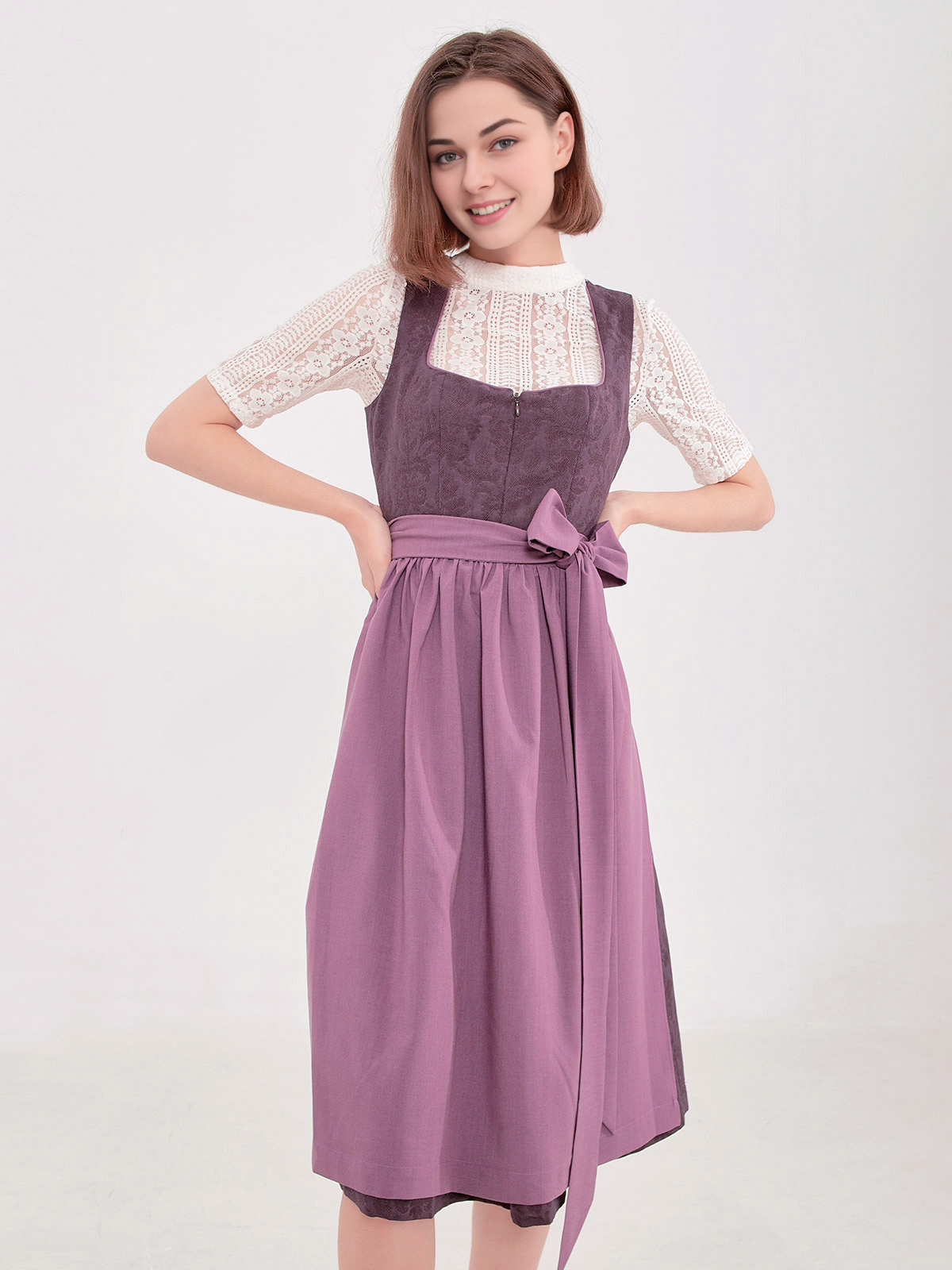 Modernes lila Dirndl mit schlanker Silhouette