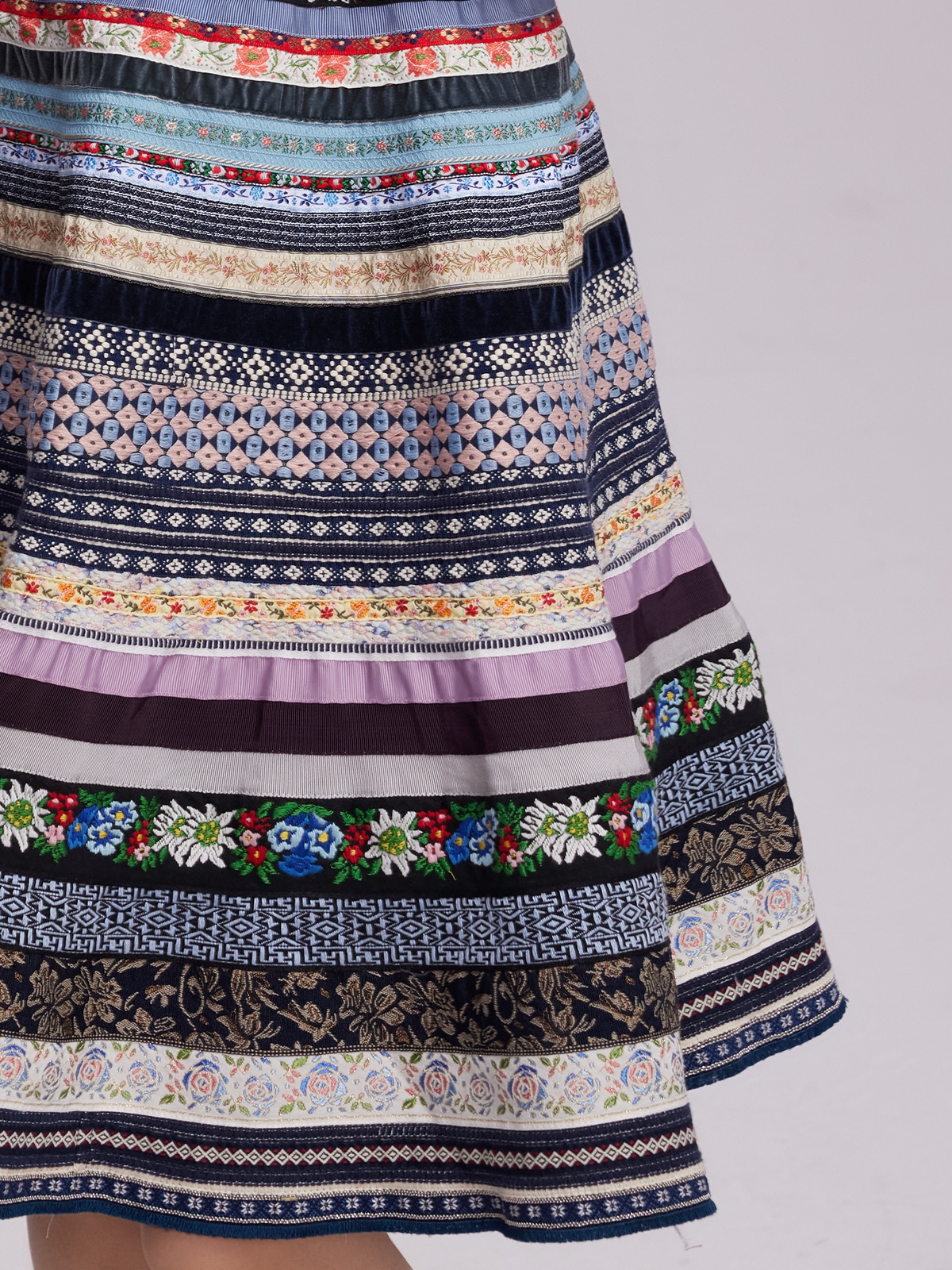 Dirndl in Grün mit stilvollen Accessoires