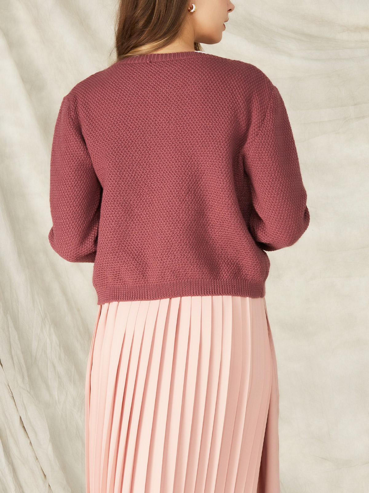 Ein elegantes lila Dirndl mit floralen Details