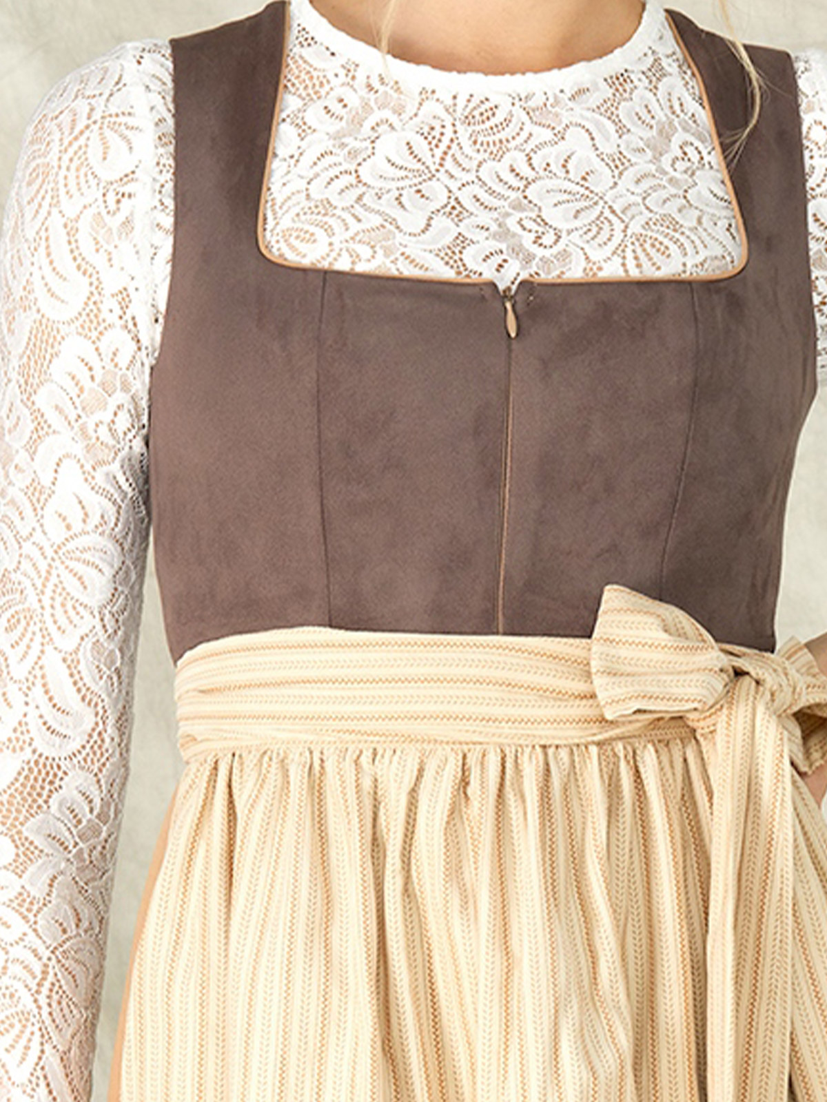 Dirndl in Blau und Rot