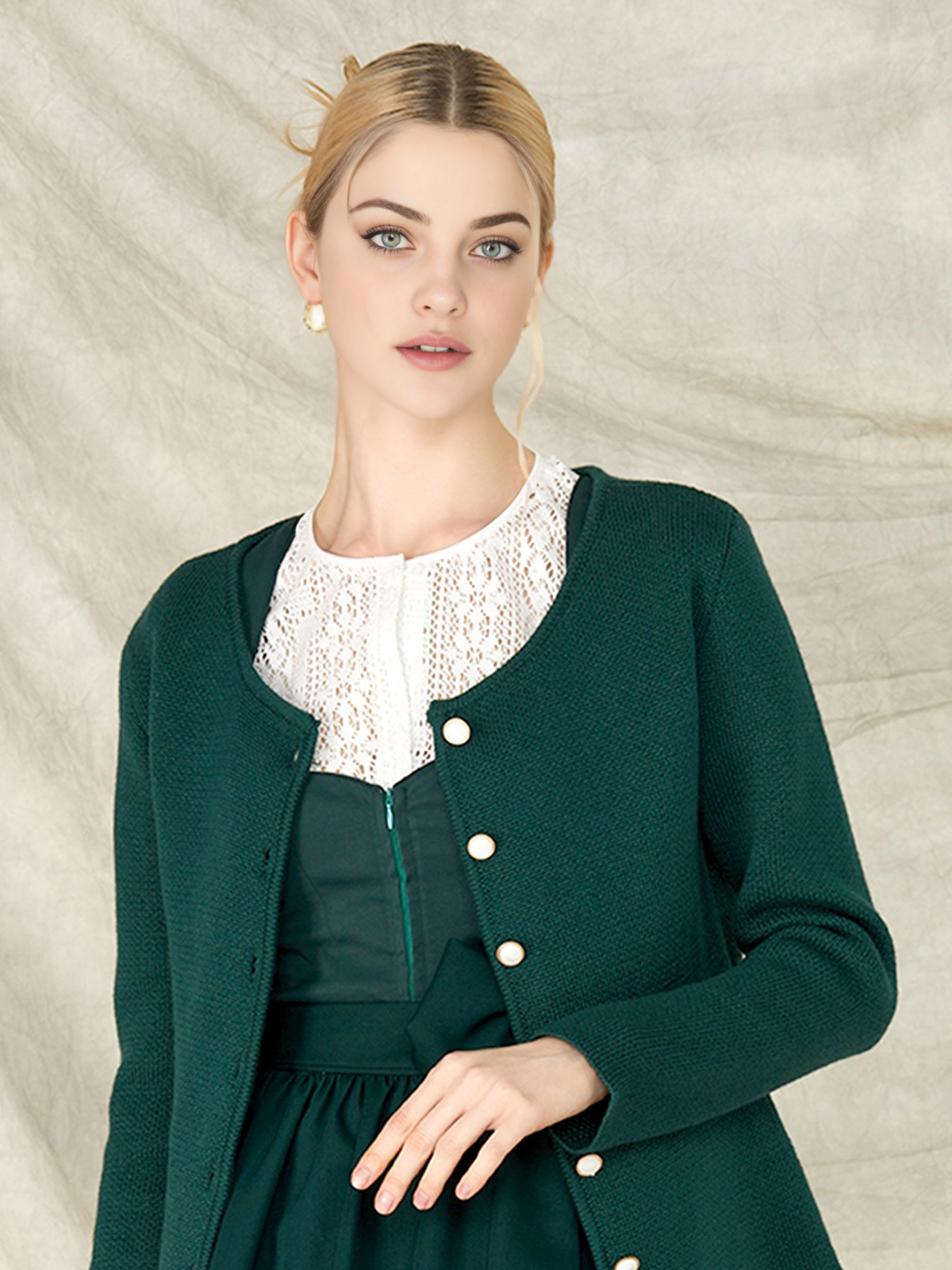 Festliches blaues Dirndl mit floralen Details