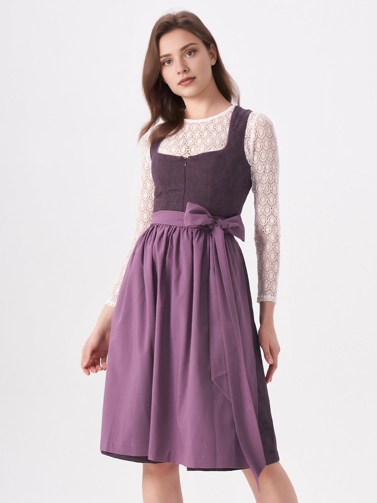 Ein elegantes schwarz-blaues Dirndl mit floralen Details