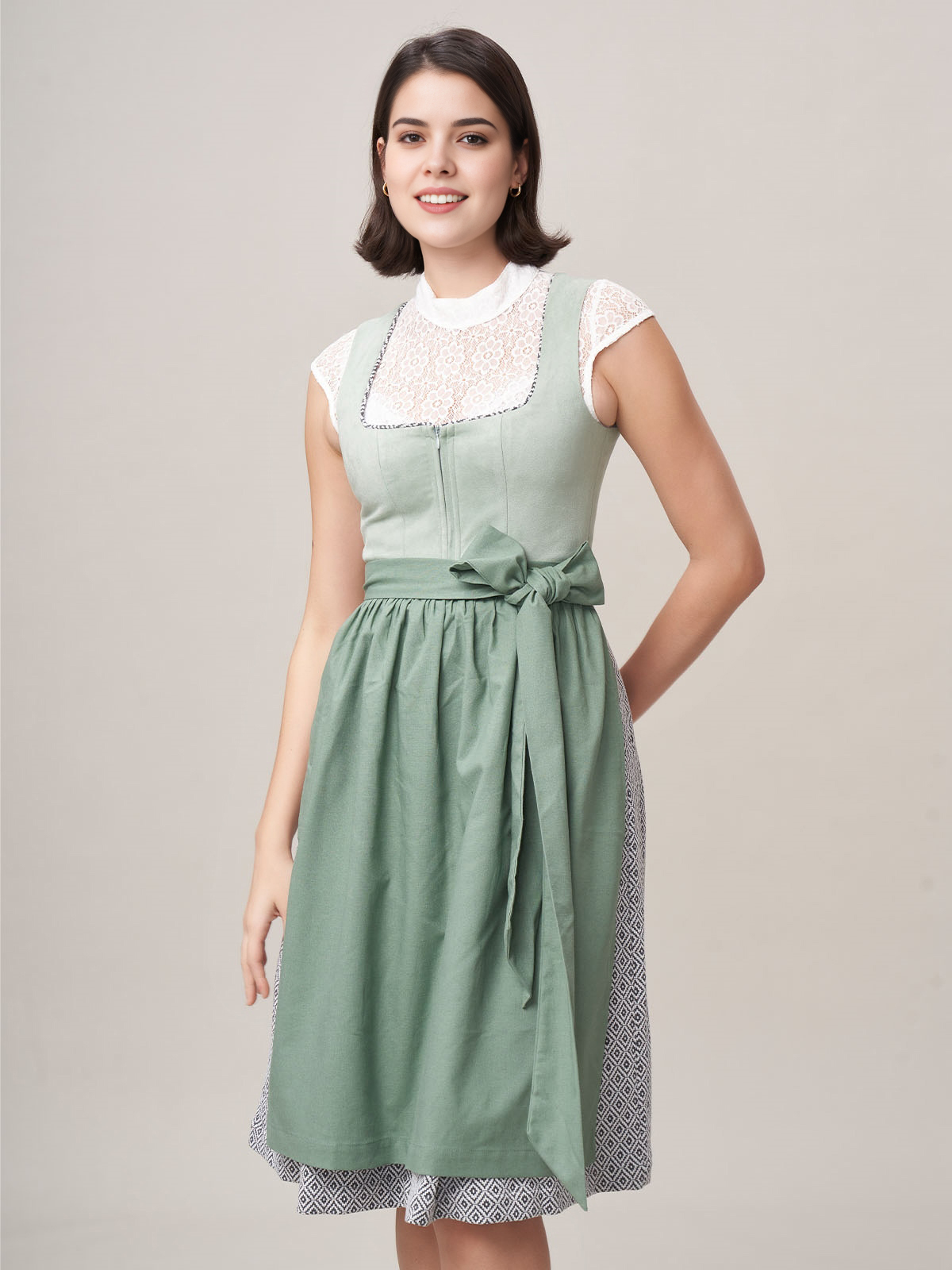 Dirndl in Grün mit floralen Details