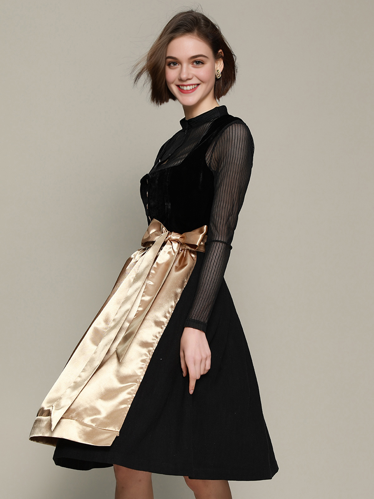 Modernes schwarzes Dirndl