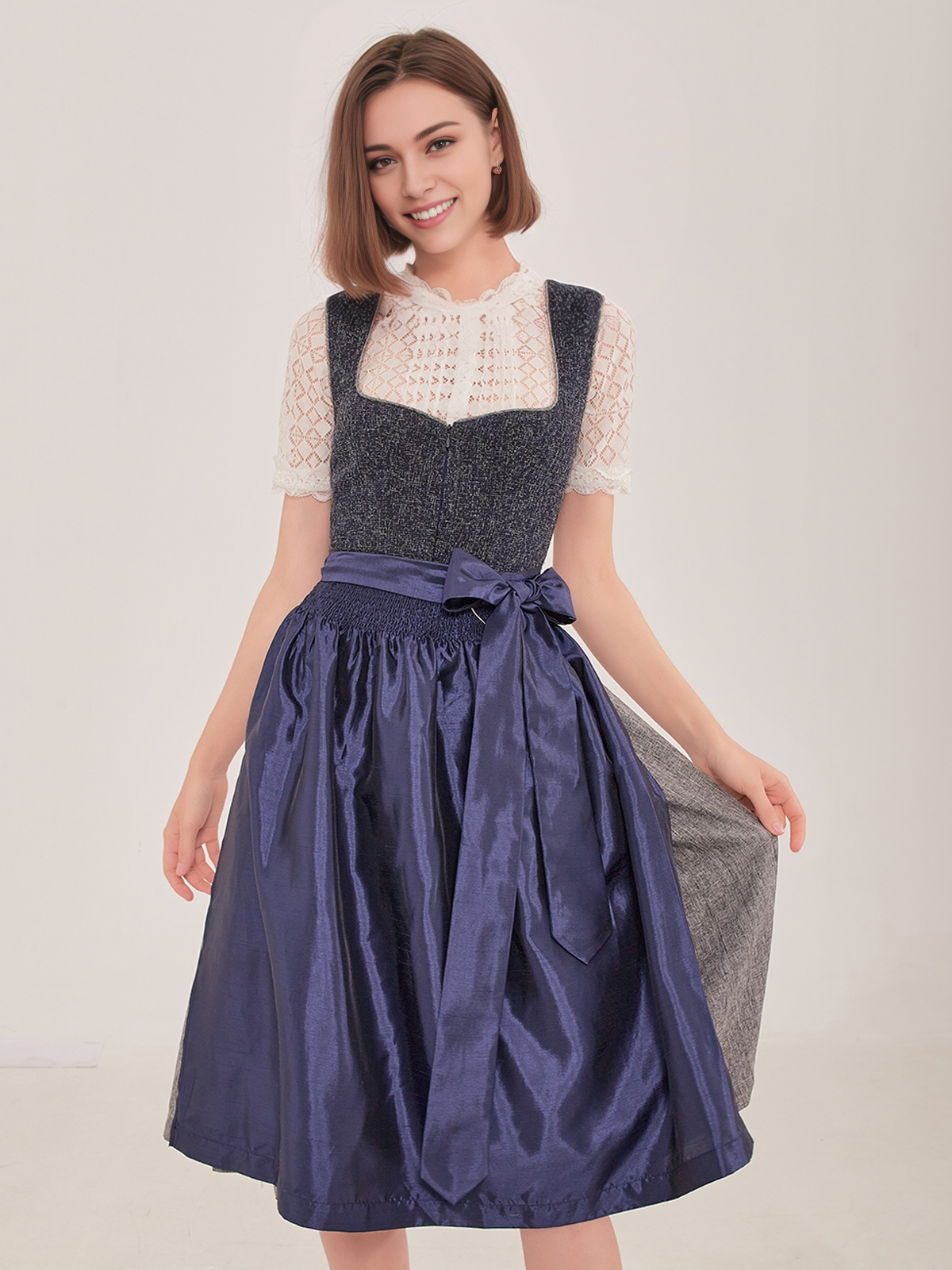 Modernes blaues Dirndl mit traditionellen Elementen