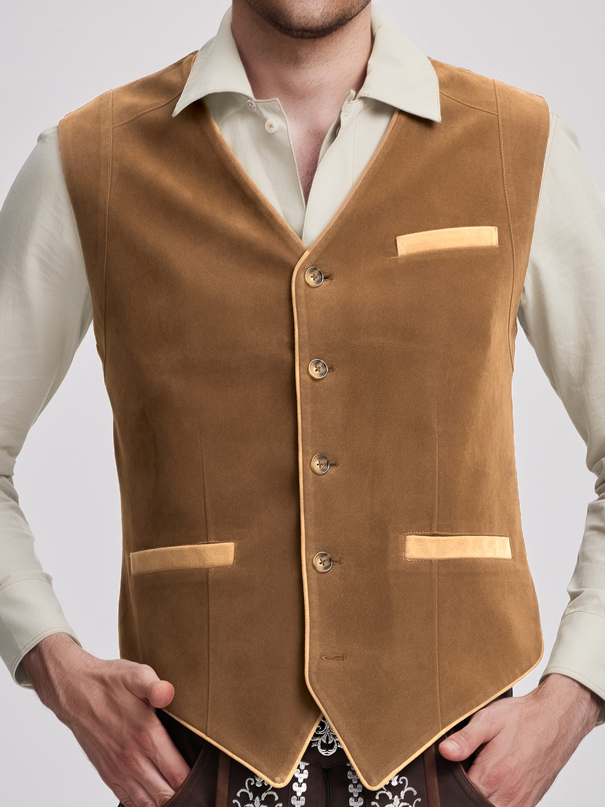 Schwarzer Dirndl mit gelber Schürze