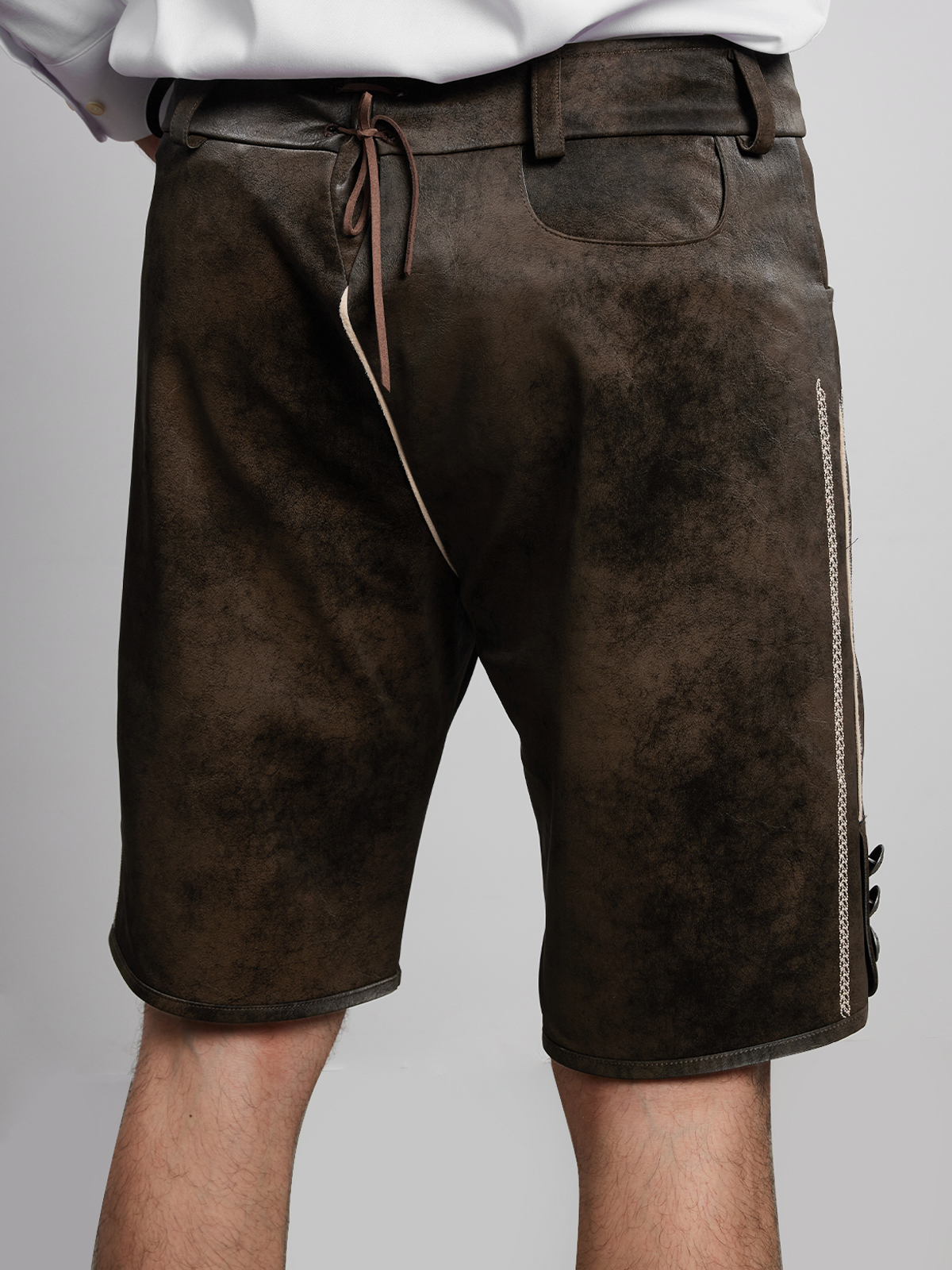 Braunes Lederhosen-Outfit als Inspirationsquelle für Dirndl-Styling