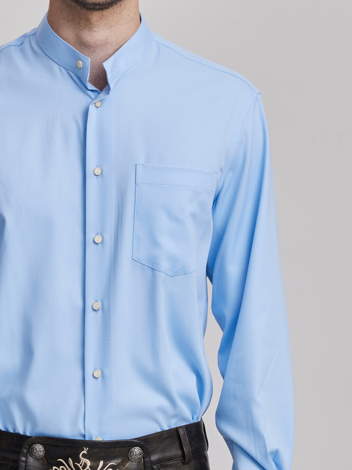 Ein elegantes blaues Dirndl als Inspirationsquelle für gelbe Varianten