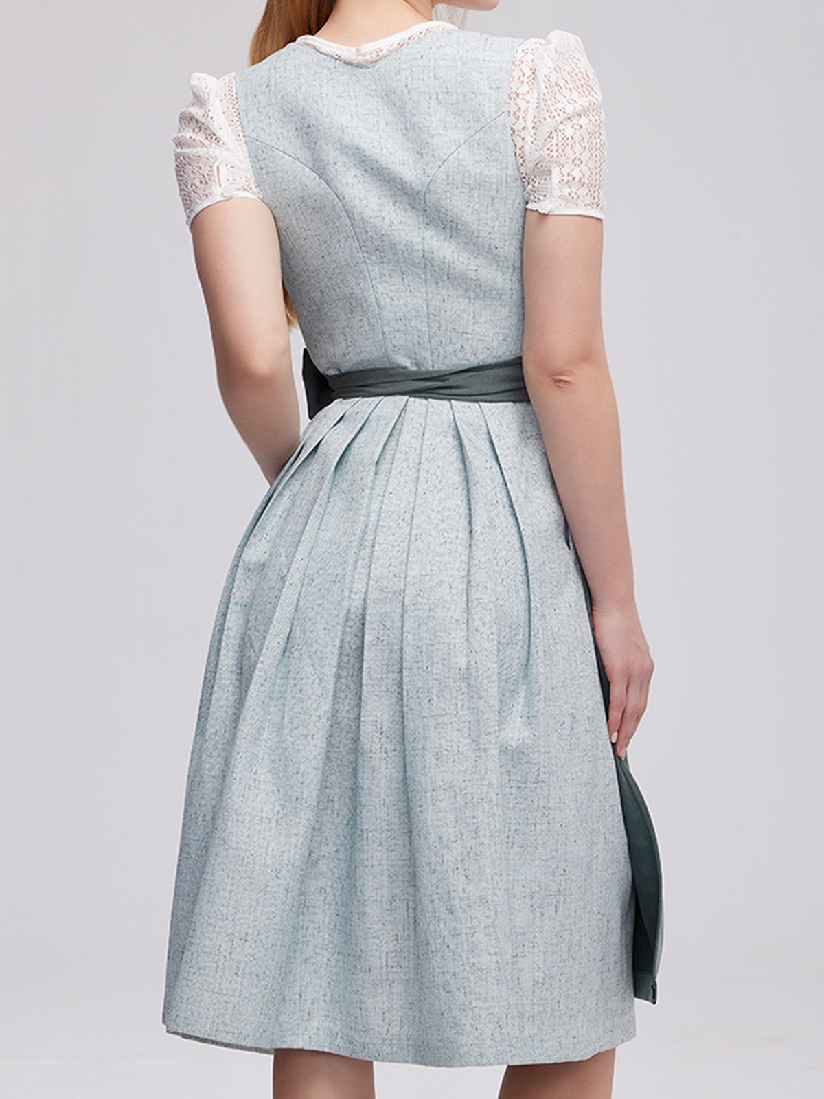 Traditionelles grünes Dirndl mit modernem Schnitt