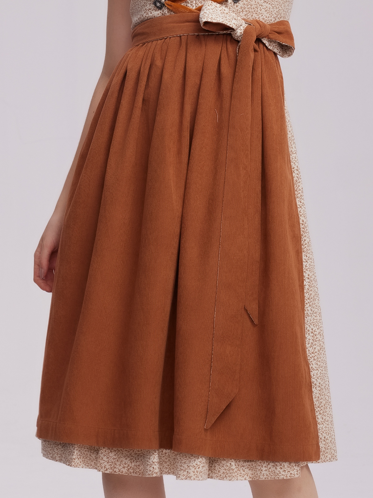 Elegantes braunes Dirndl mit authentischem Design