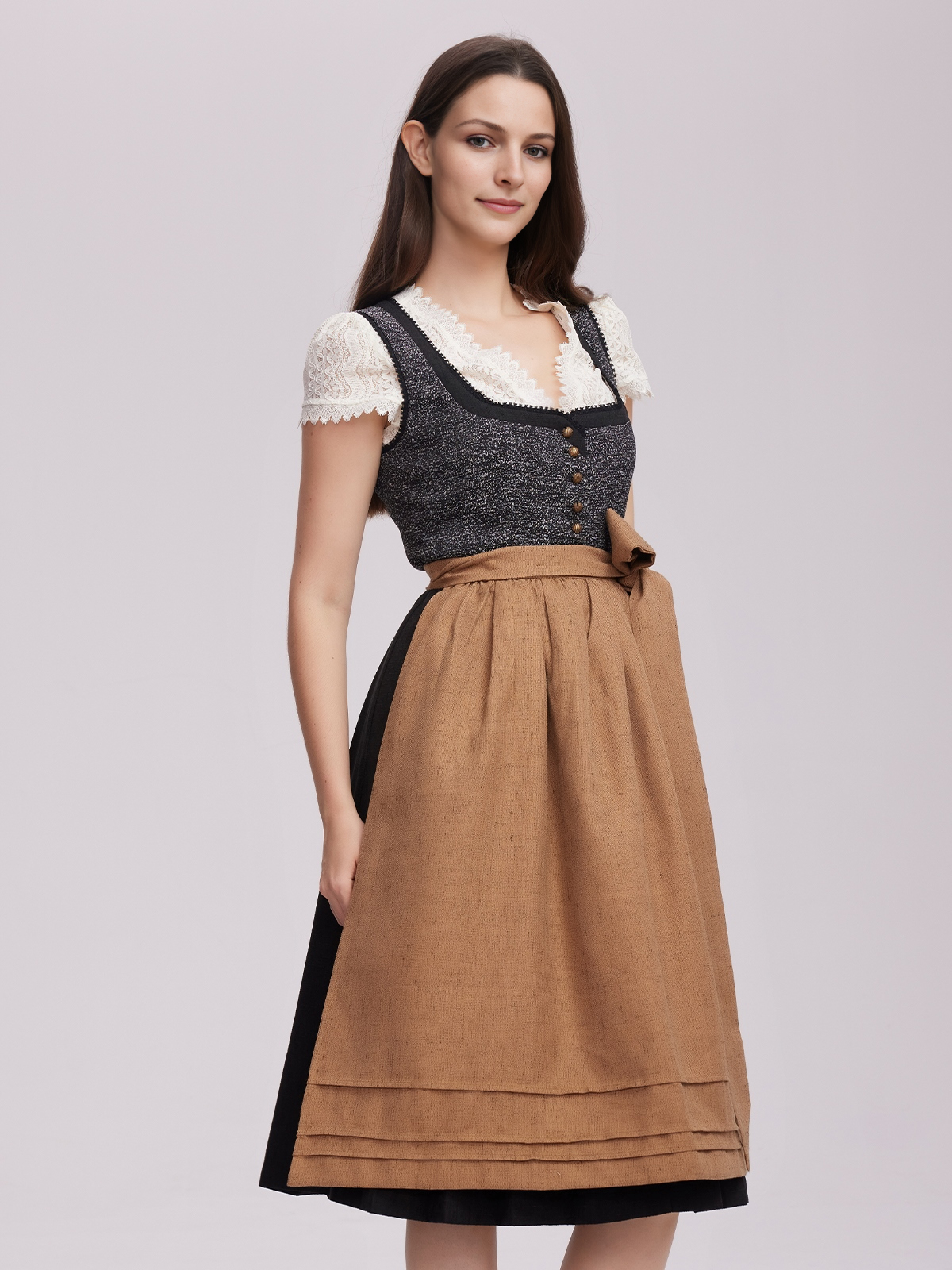 Julias Dirndl in Schwarz – zeitlos und elegant
