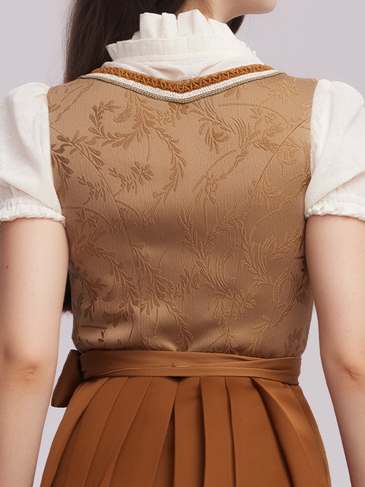 Dirndl in Gelb mit perfekter Accessoire-Kombination