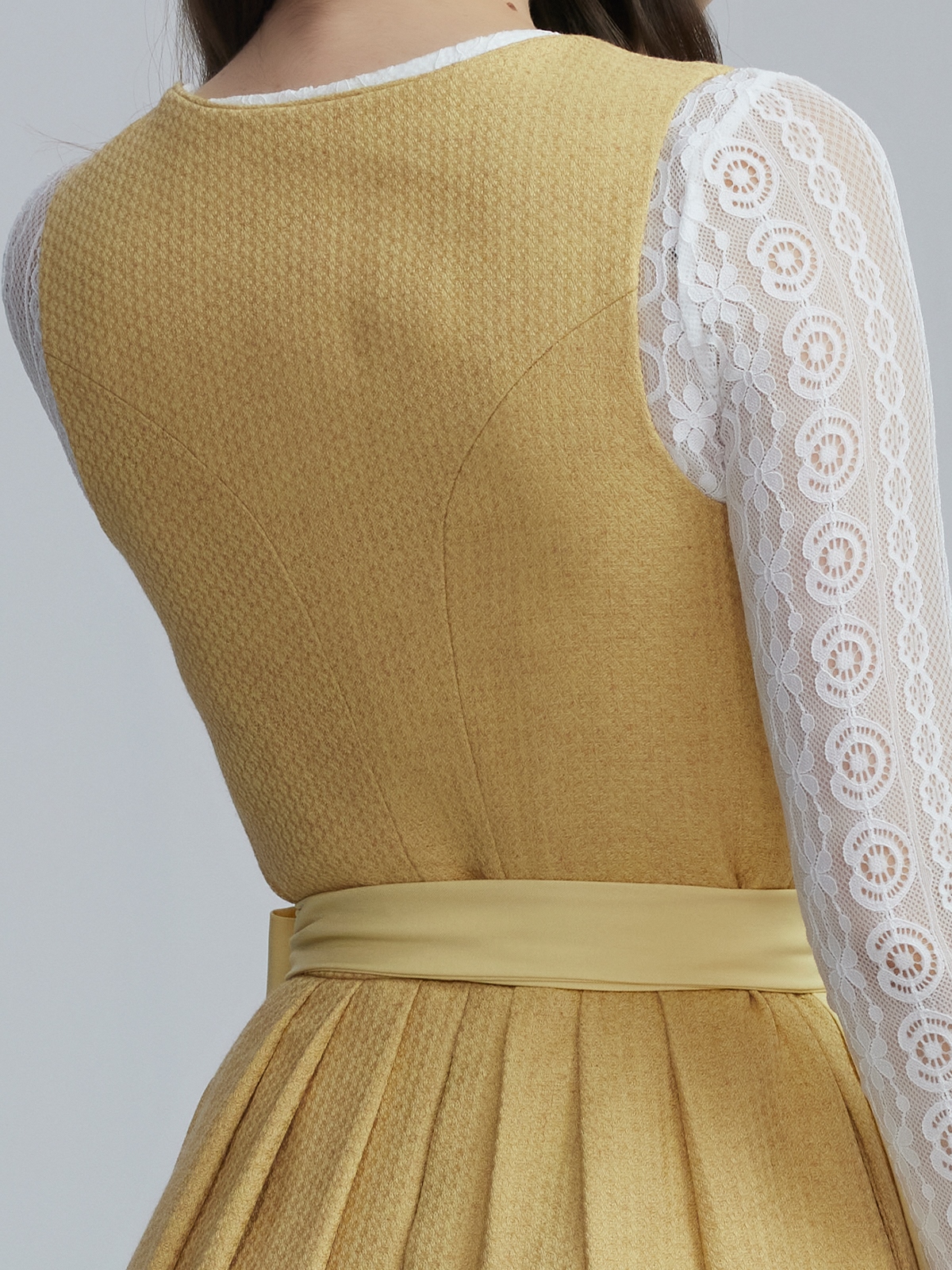Dirndl mit großem Ausschnitt in Gelb