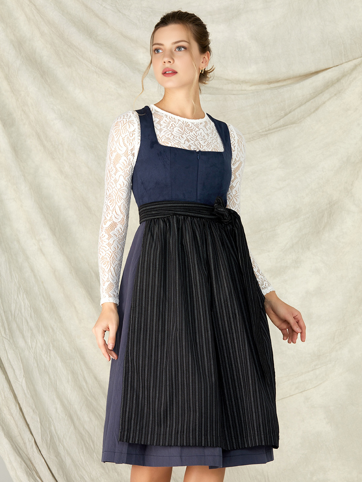 Klassisches Dirndl in Blau