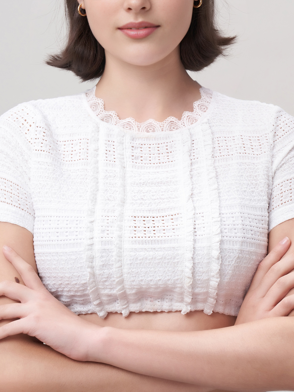Dirndl mit weißer Bluse und schwarzer Schürze