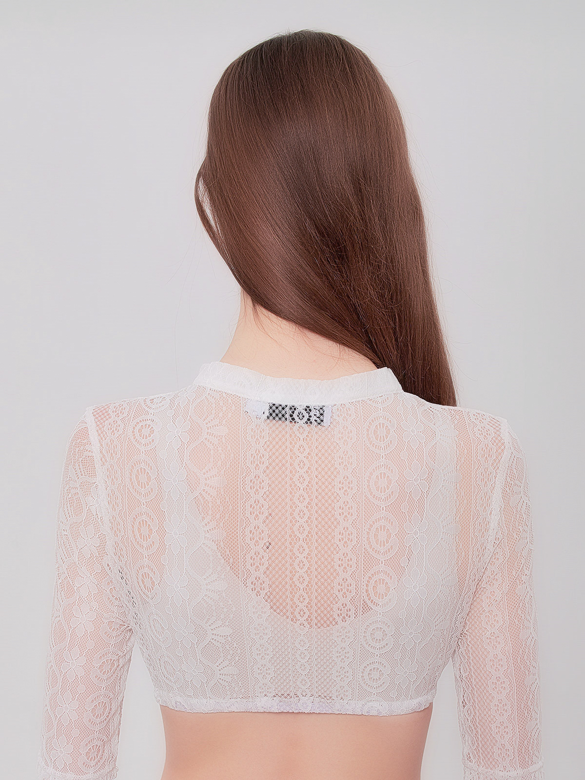 Modernes Dirndl mit schlankem Schnitt und eleganter Bluse