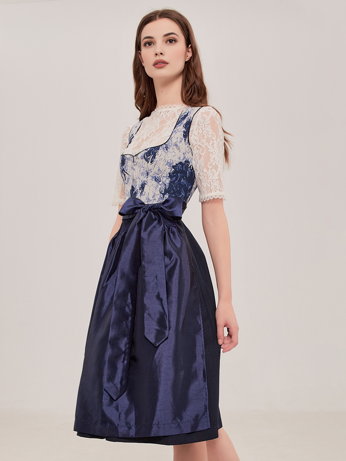 Dirndl mit Herz Ausschnitt in Blau