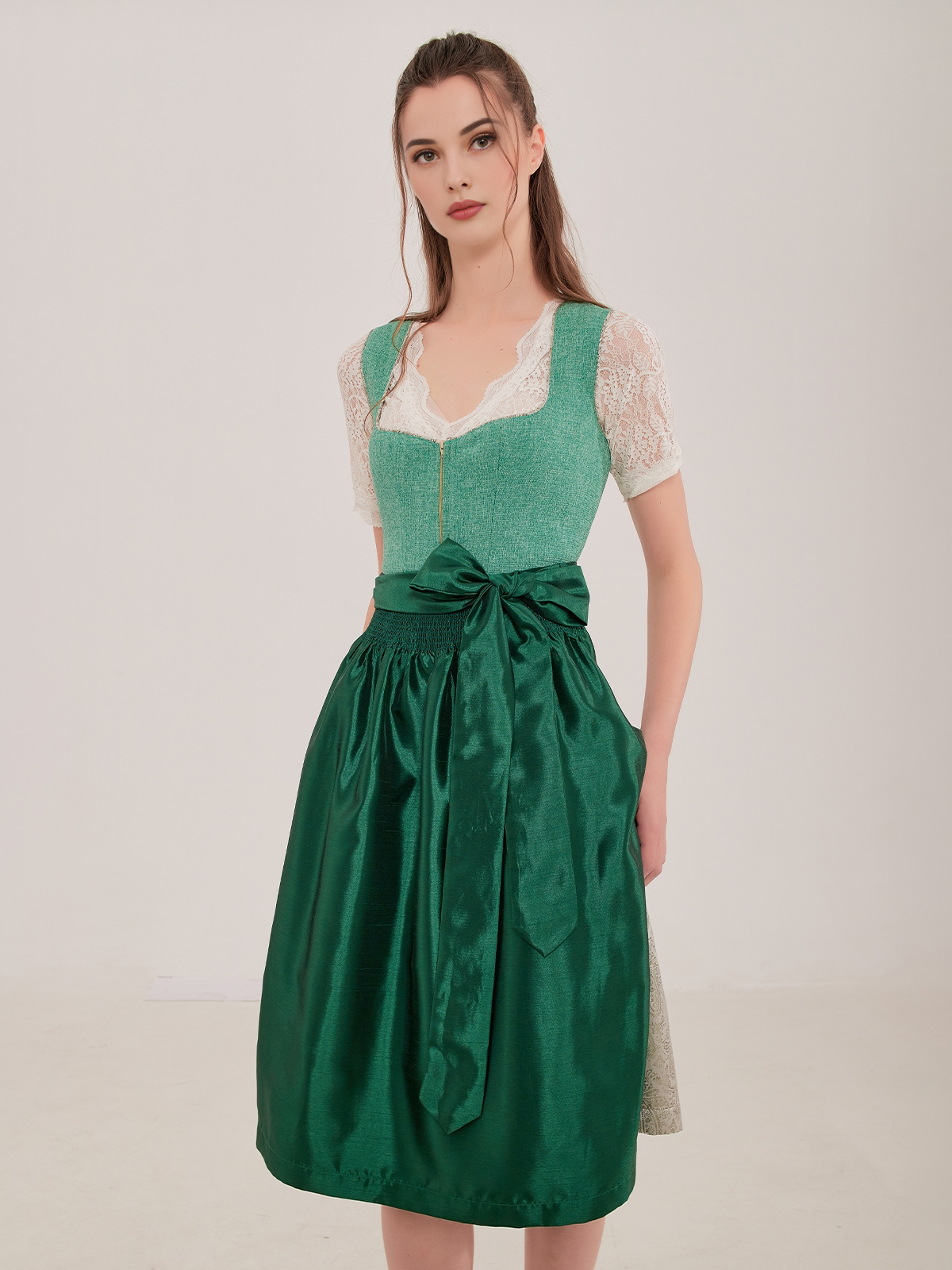 Dirndl rot Spitze in eleganter Ausführung