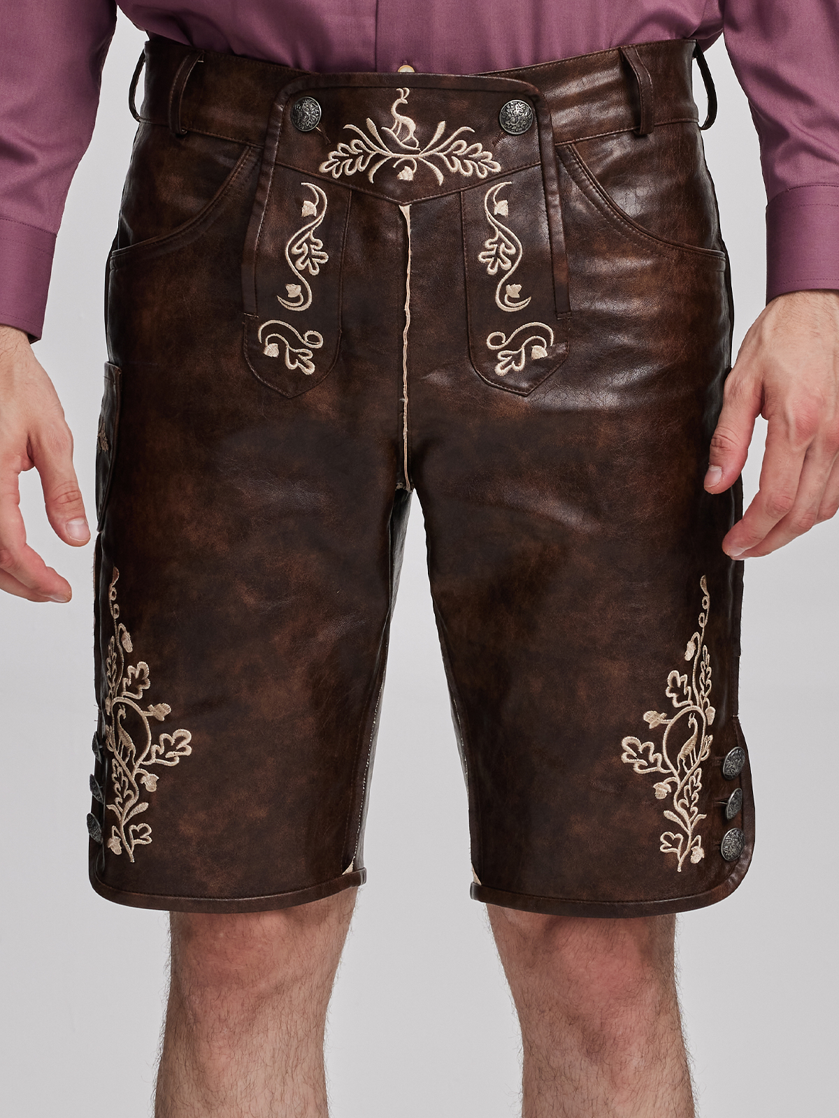 Modernes Dirndl in dunkelrotem Samt