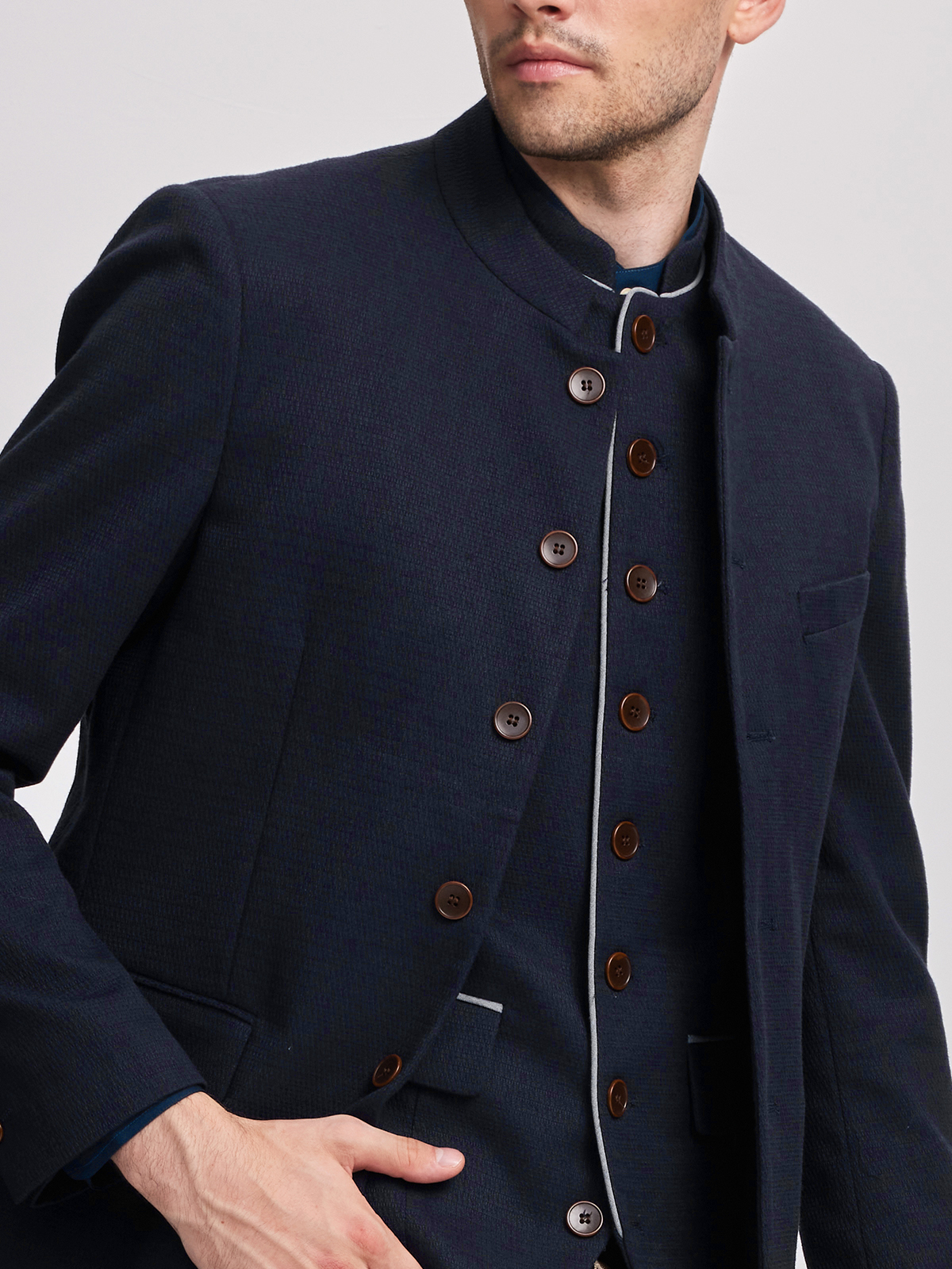 Traditionelles blaues Dirndl