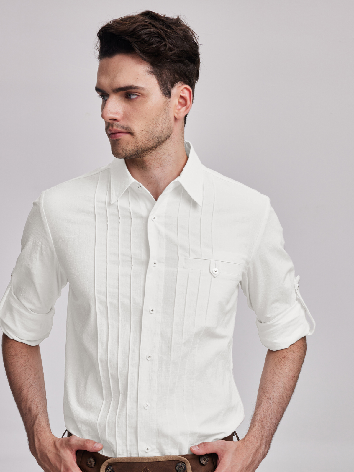 Blaues Dirndl mit weißer Bluse