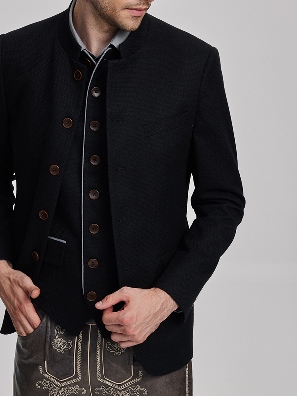 Modernes dunkelgrünes Dirndl mit schlanker Silhouette