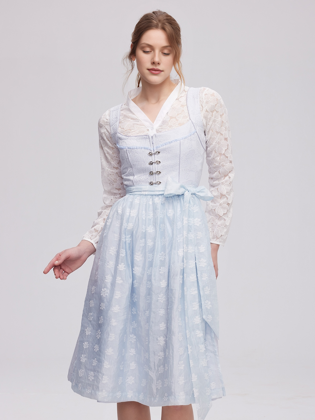 Rote Dirndl mit blauer Schürze