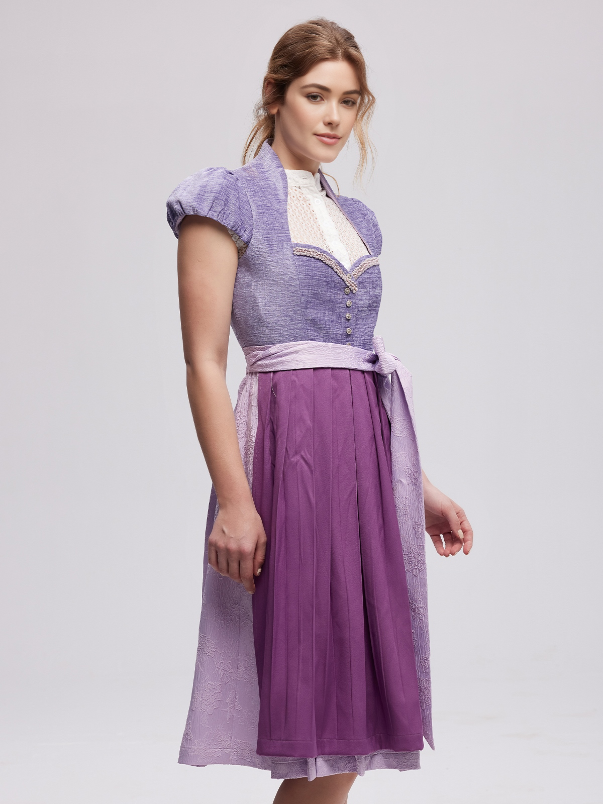 Moderne Dirndl-Kleider in Lila mit eleganter Silhouette
