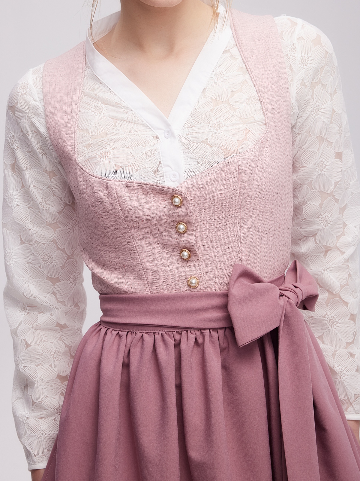 Dirndl in Rosa mit Spitzenbluse
