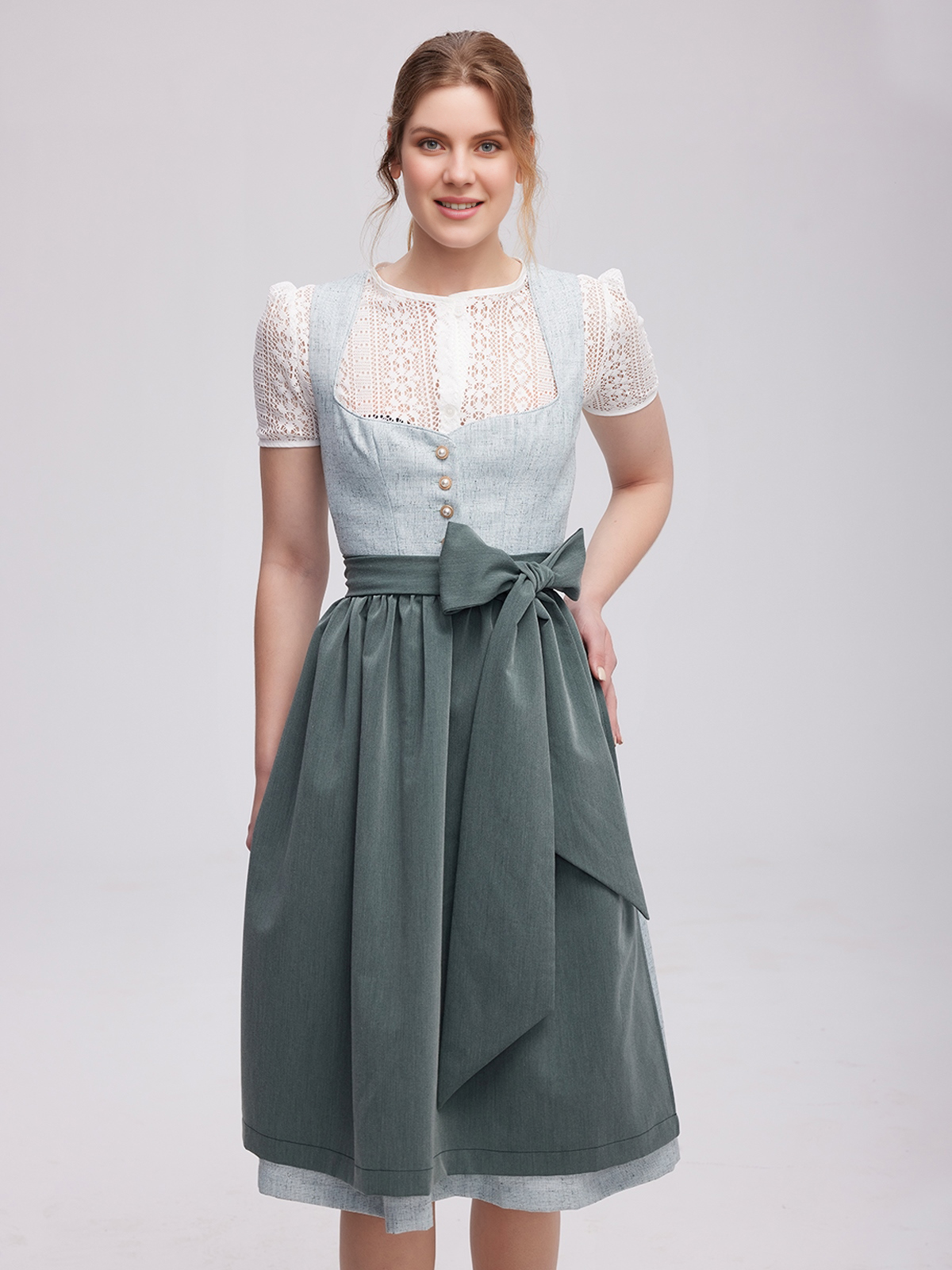 Dirndl samt hellblau – Eleganz in modernem Design